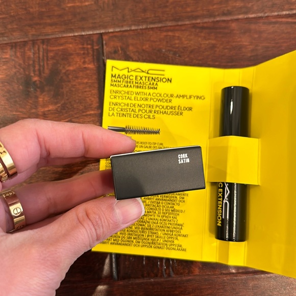 M.A.C. Make up bag , eyeshadow and magic extension - Picture 5 of 8